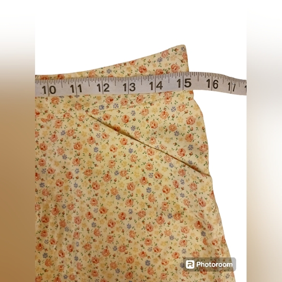 Ralph Ralph Lauren floral shorts. Womens. Size 8. - Picture 10 of 11